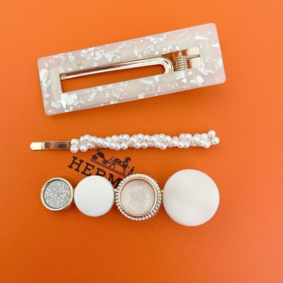 Mme_Chic Accessories - White Pearl Hair Clips